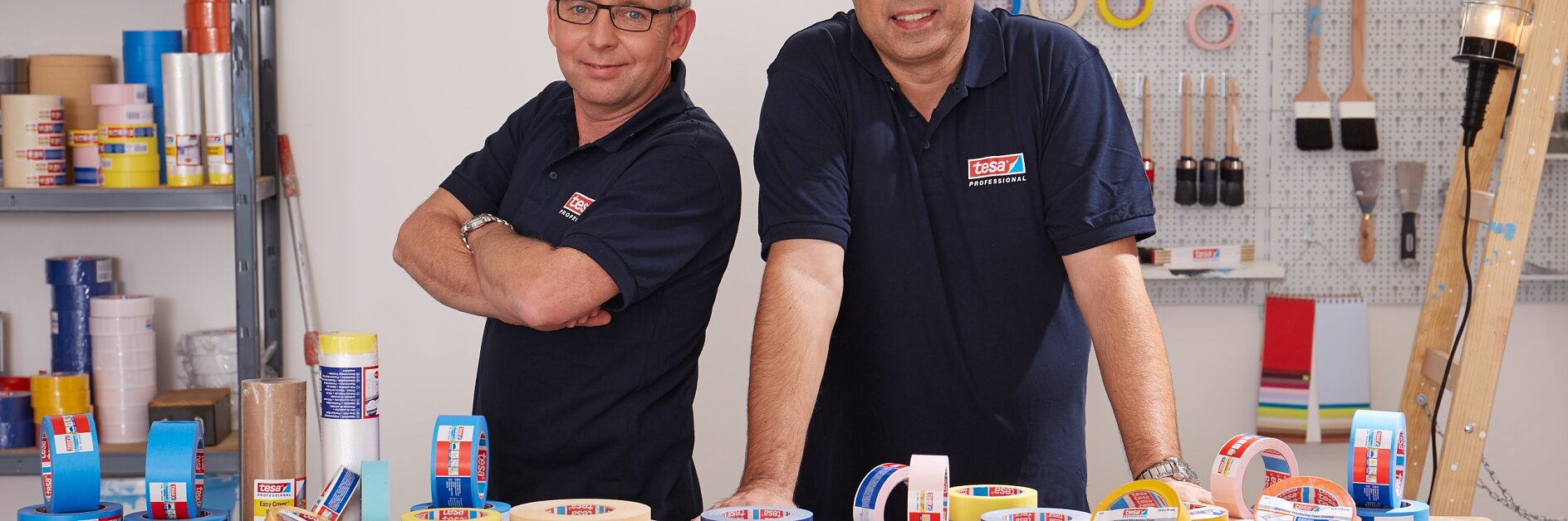Matthias und Mario sind Anwendungstechniker bei tesa und geben in anwendungstechnischen Videos tolle Tipps & Tricks.