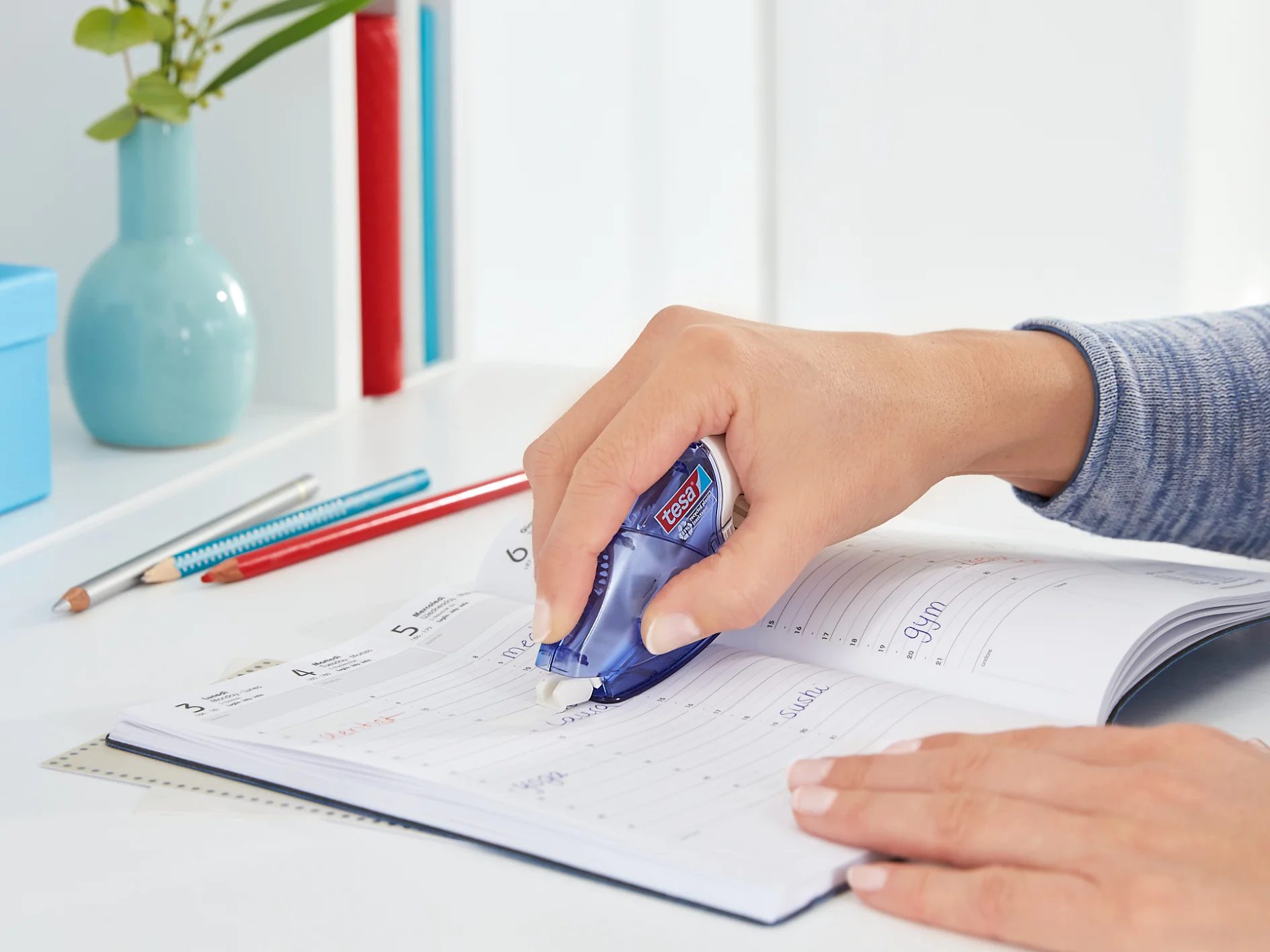 das trockene Korrekturband von tesa® ist auch Zuhause eine praktische Hilfe