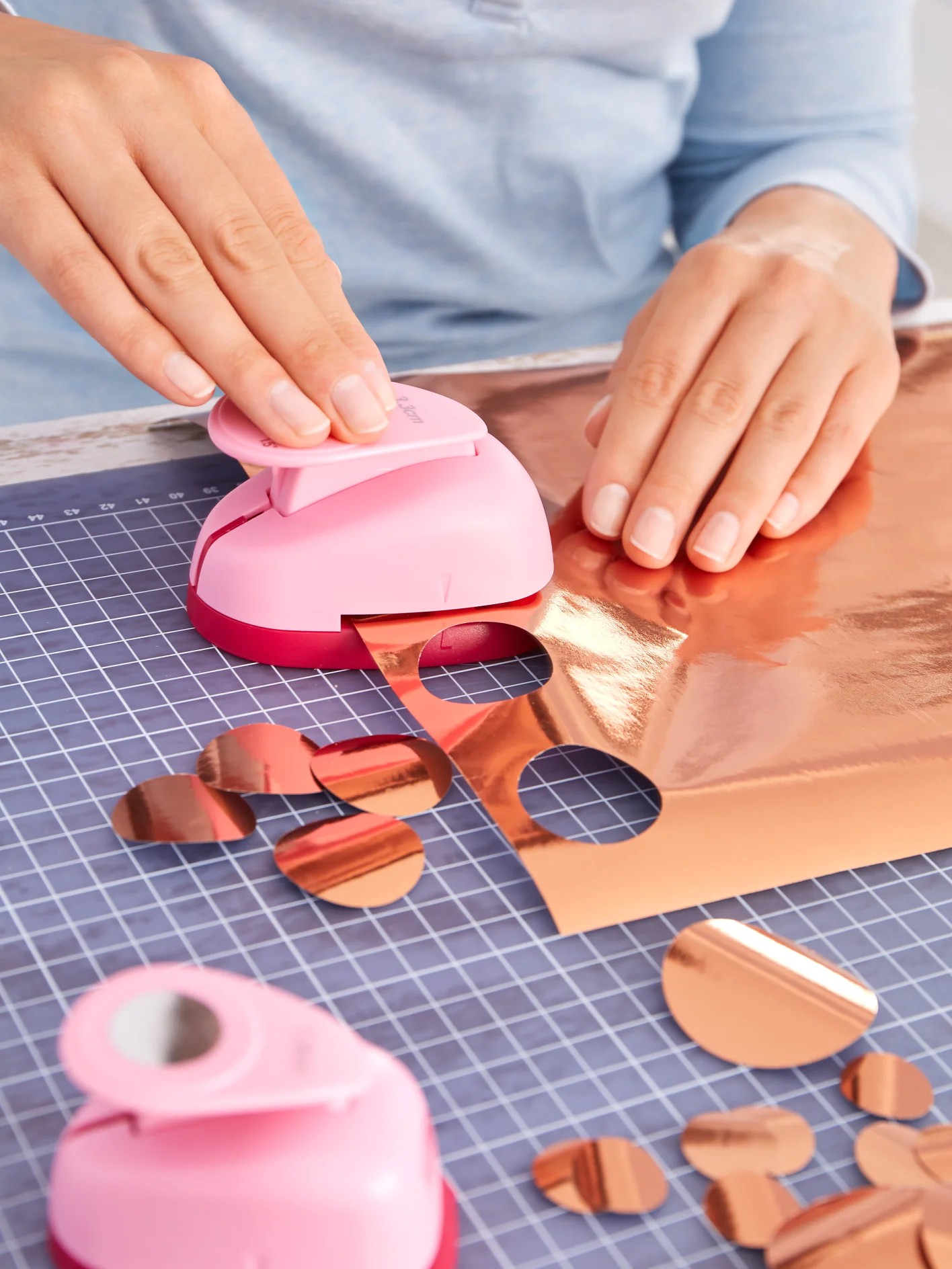 Mit den Stanzern viele unterschiedlich große Kreise aus dem Kupferpapier ausstanzen.