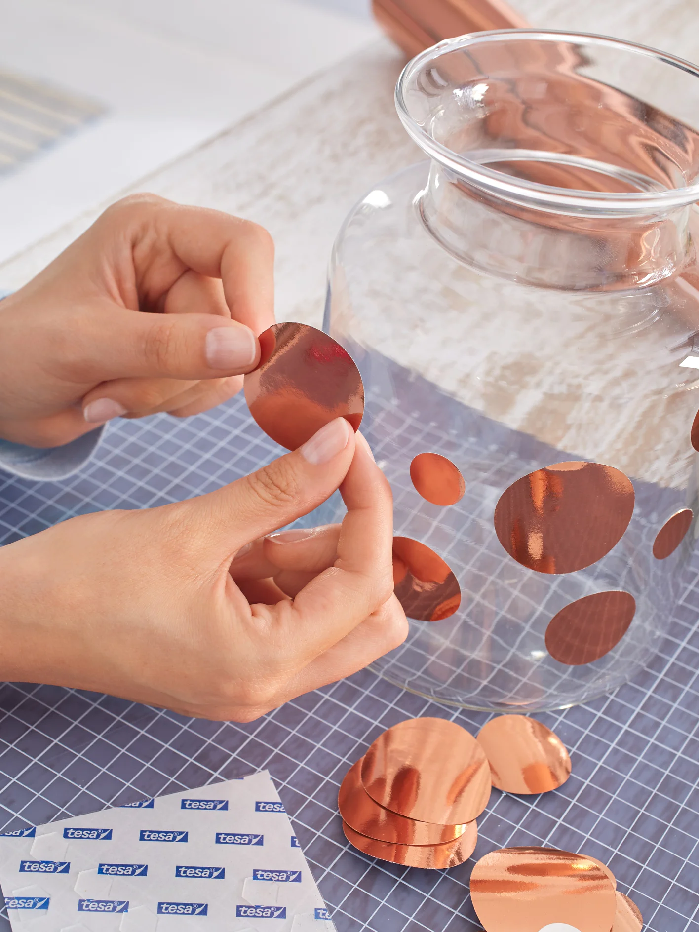 Kreise in gewünschten Mustern auf die Vasen aufkleben.