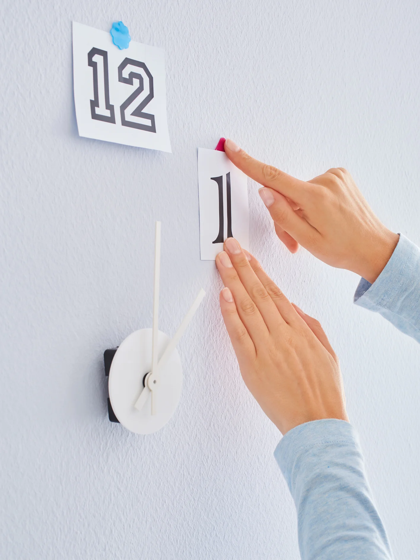 Uhrwerk auf 13:00 stellen und die Zahl an der entsprechenden Stelle auf die Wand kleben
