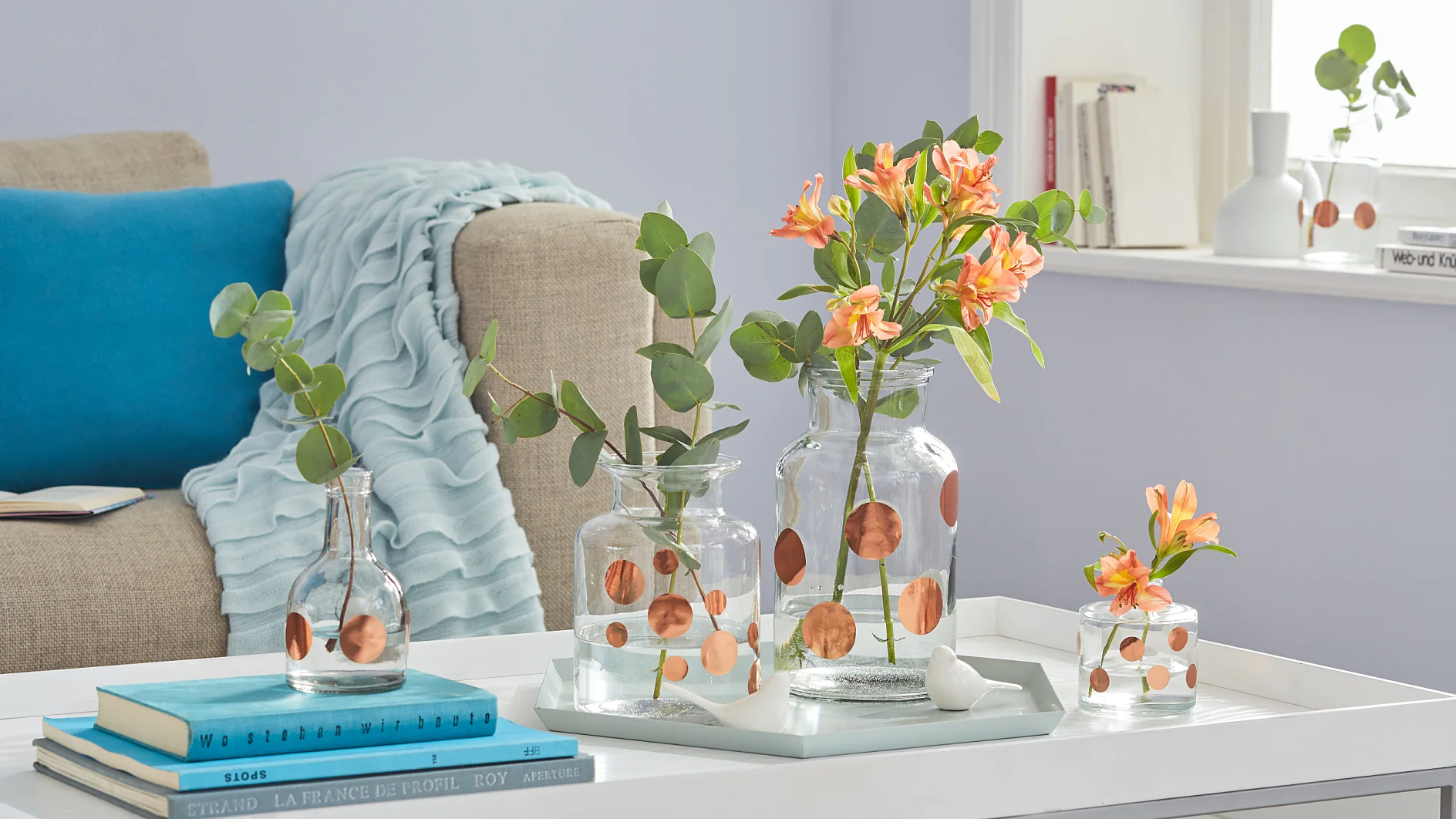 Geht’s einfacher? Glanzpapier im Trendton ausstanzen und mit den genialen Klebepads auf Glasvasen kleben.