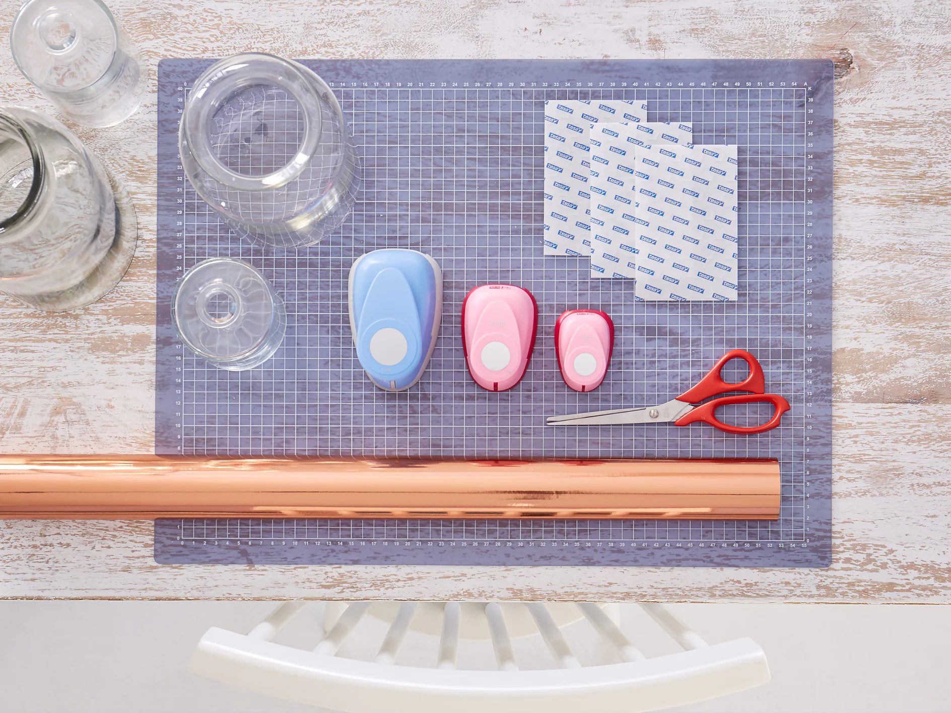 Das brauchen wir: Unterschiedliche Glasvasen, Kreisstanzer mit unterschiedlichen Durchmessern, Schere, Geschenkpapier in Kupfer, tesa® TACK Transparente Doppelseitige Klebepads