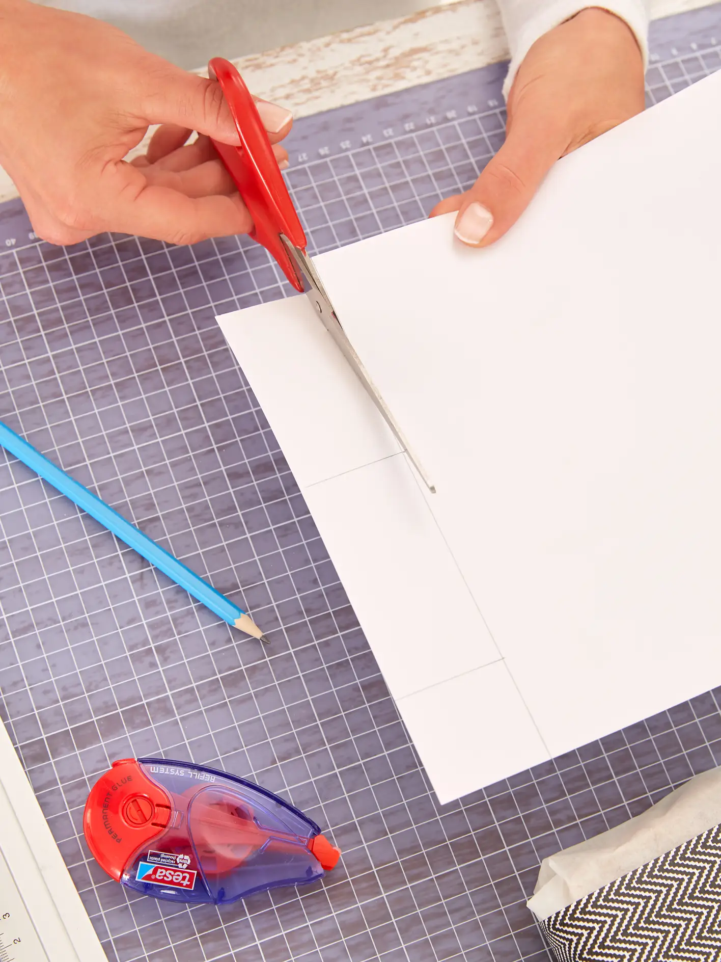 Aus dem weißen Karton wie folgt Etiketten zuschneiden: Mit Bleistift 4 x 8,5 cm große Rechtecke aufzeichnen und ausschneiden.