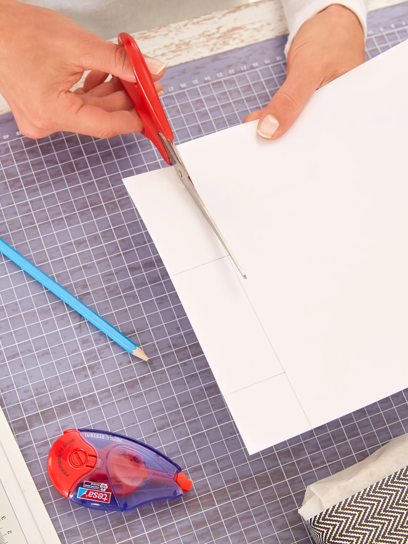 Aus dem weißen Karton wie folgt Etiketten zuschneiden: Mit Bleistift 4 x 8,5 cm große Rechtecke aufzeichnen und ausschneiden.