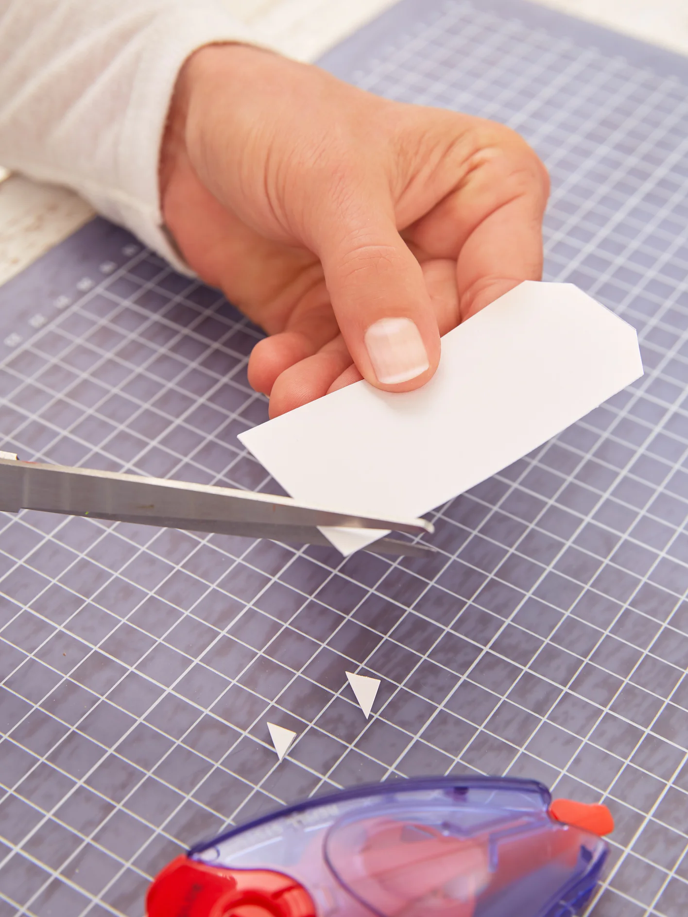 Mit dem Kalligrafiestift beschriften und die Ecken schräg abschneiden.