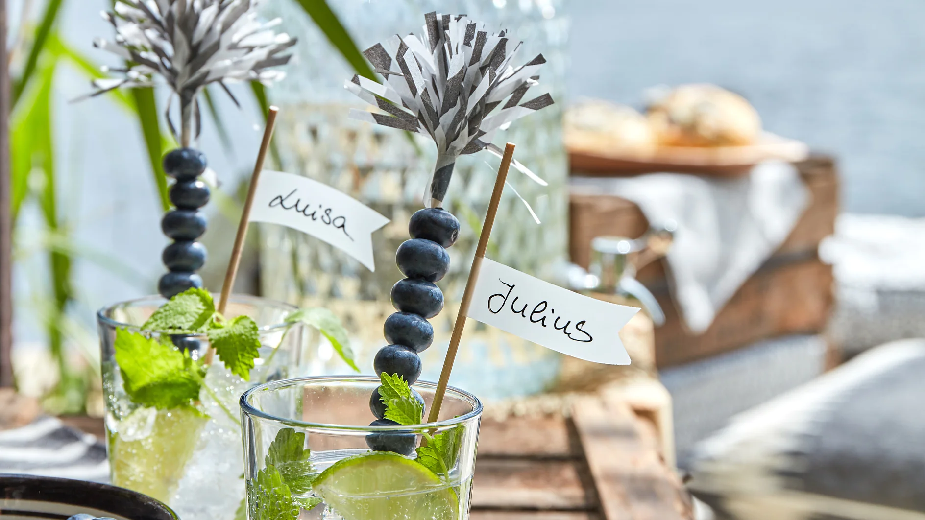 Kleine Namensfähnchen schützen vor Verwechslungen, die Picker (hier für Blaubeeren) mit Papierpuschel machen die Drinks unverwechselbar.