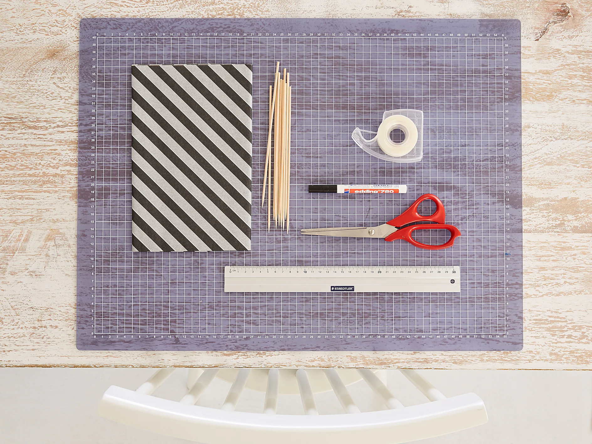 Das brauchen wir: Lange Holzspieße, schwarz-weiß gemustertes Seidenpapier, Schere, Lineal, schwarzer Folienstift, tesafilm® matt-unsichtbar 33 m x 19 mm