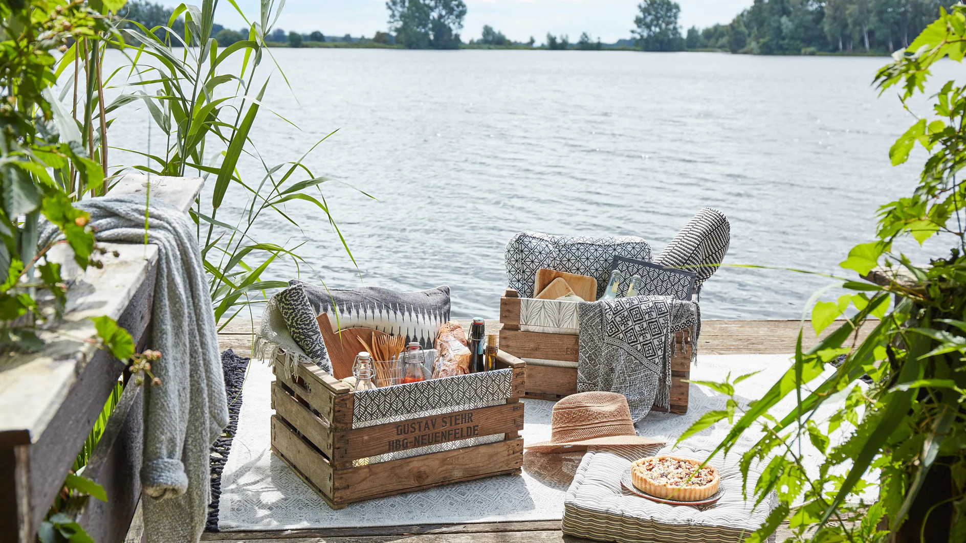Einmal ausgeräumt und auf den Kopf gestellt, wird die Picknickkiste zum Tischleindeckdich. Sie macht das Essen einfacher, kann aber auch gut als Buffet genutzt werden.