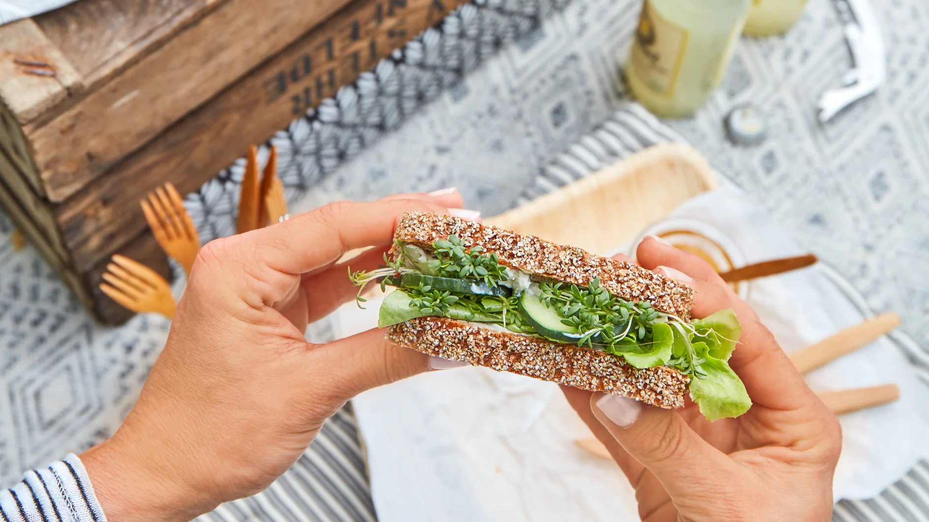 tesa trendpapier 25 / Idee 3: Sandwichpakete / Detail 2 Sandwiches sind schnell gemacht und superlecker. Damit jeder auch weiß, was drin ist, tragen sie dekorative Banderolen mit ihrem Namen.