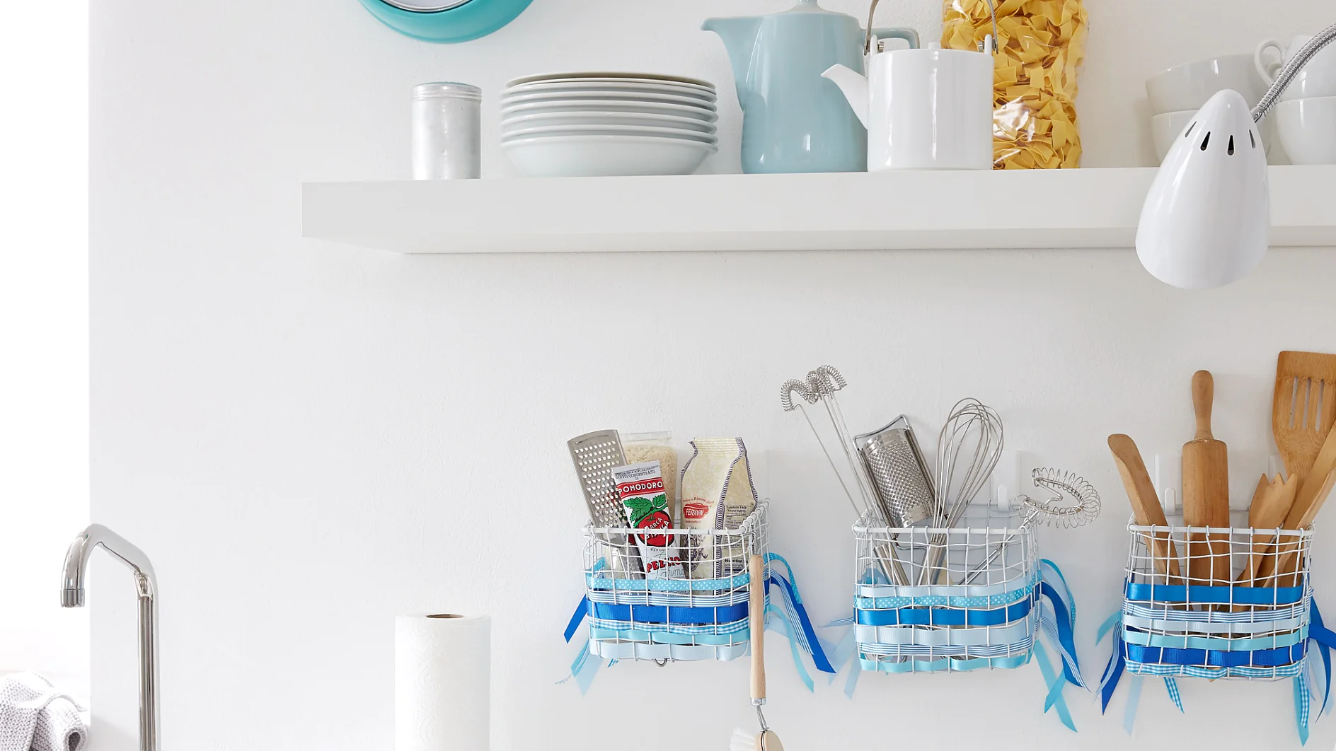 Durch eingeflochtene Seidenbänder sehen diese Körbchen besonders schön aus. Schlichte Powerstrips® Haken geben ihnen so lange Halt an der Wand, wie sie gebraucht werden.