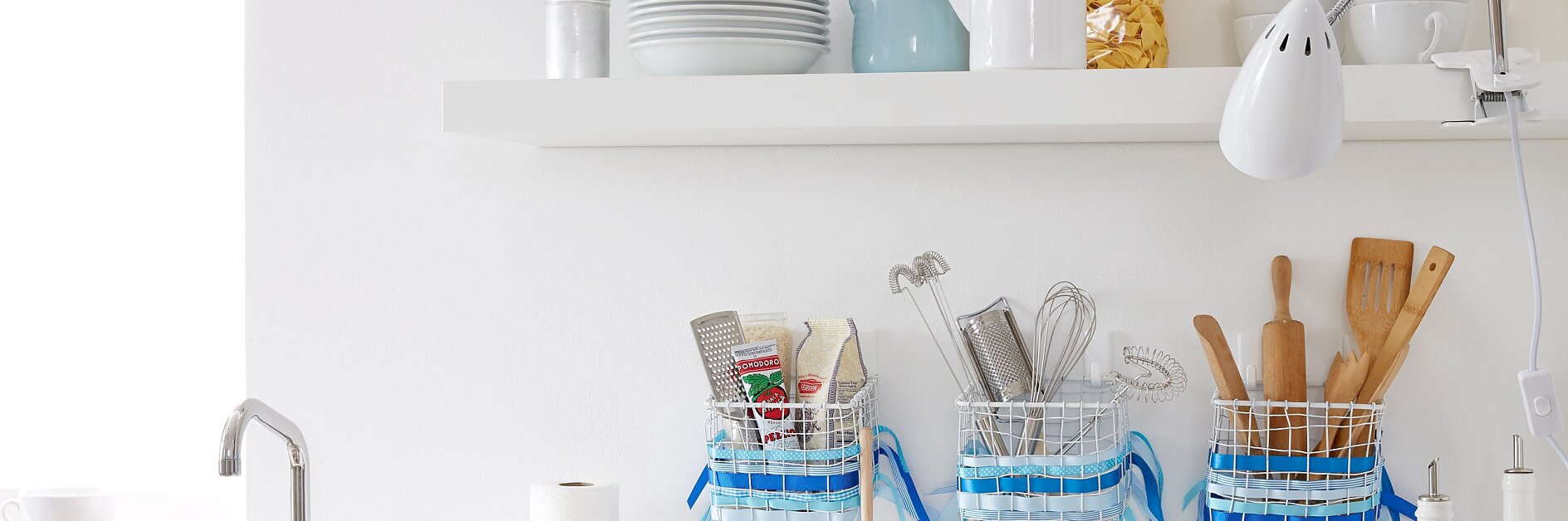 Durch eingeflochtene Seidenbänder sehen diese Körbchen besonders schön aus. Schlichte Powerstrips® Haken geben ihnen so lange Halt an der Wand, wie sie gebraucht werden.
