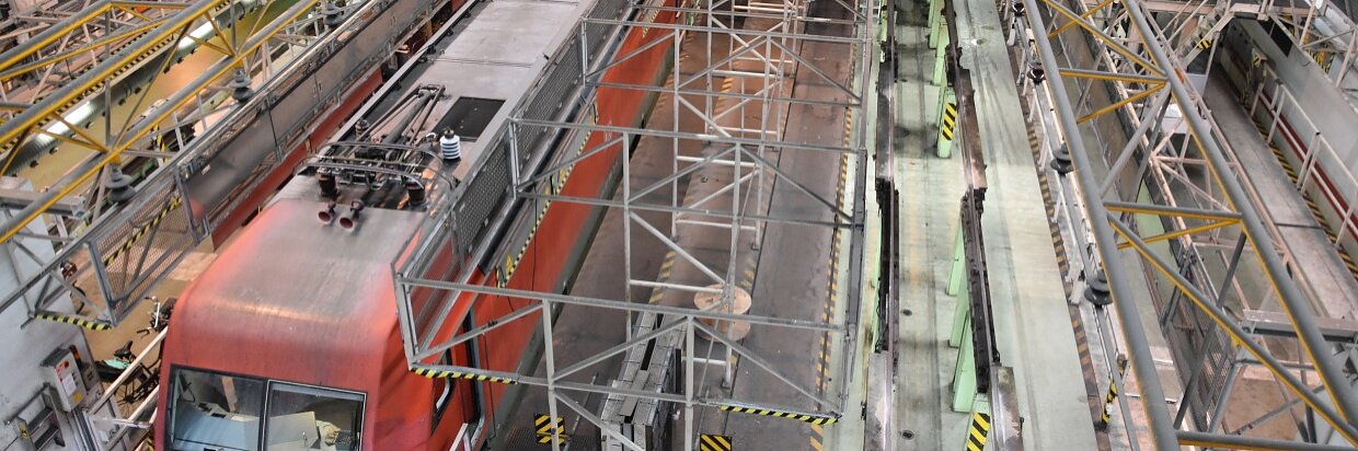 <p>ICE-Werk Hamburg-Eidelstedt - Blick in die Halle mit Lok der Baureihe 101 und ICE 1 Baureihe 401 Zügen</p>
