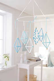 Kaum zu glauben, aber diese kleinen Flugobjekte werden aus Strohhalmen mit etwas Geschick selbst gefädelt. Also einfach mal ausprobieren und das aparte Kunstwerk dann mithilfe eines Powerstrip® Transparent DECO Hakens LARGE an der Decke befestigen.