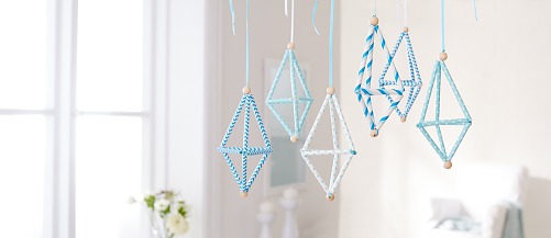 Kaum zu glauben, aber diese kleinen Flugobjekte werden aus Strohhalmen mit etwas Geschick selbst gefädelt. Also einfach mal ausprobieren und das aparte Kunstwerk dann mithilfe eines Powerstrip® Transparent DECO Hakens LARGE an der Decke befestigen.