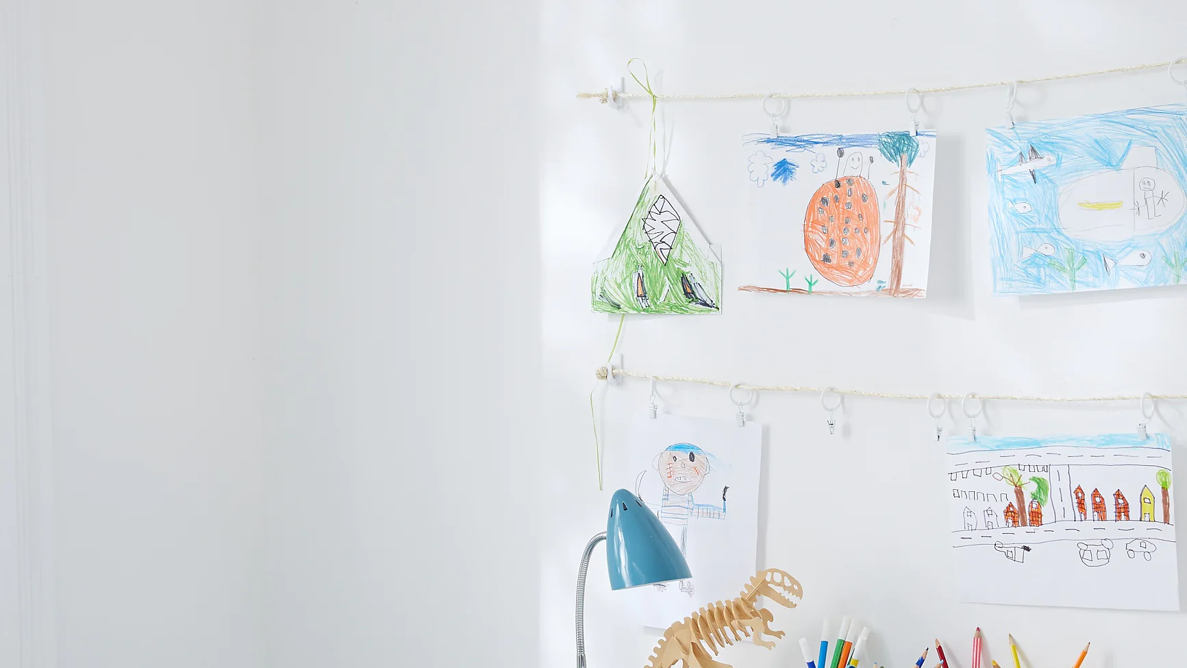 Wenn die Kleinen bunte Bilder malen, sollen sie auch gezeigt werden. Hier hängen die Kunstwerke an der Wand im Kinderzimmer. Doch wenn die Mini-Galerie umziehen soll – kein Problem: Haken von der Wand ablösen und mit neuen Powerstrips® an einem anderen Platz wieder befestigen.