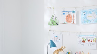 Wenn die Kleinen bunte Bilder malen, sollen sie auch gezeigt werden. Hier hängen die Kunstwerke an der Wand im Kinderzimmer. Doch wenn die Mini-Galerie umziehen soll – kein Problem: Haken von der Wand ablösen und mit neuen Powerstrips® an einem anderen Platz wieder befestigen.