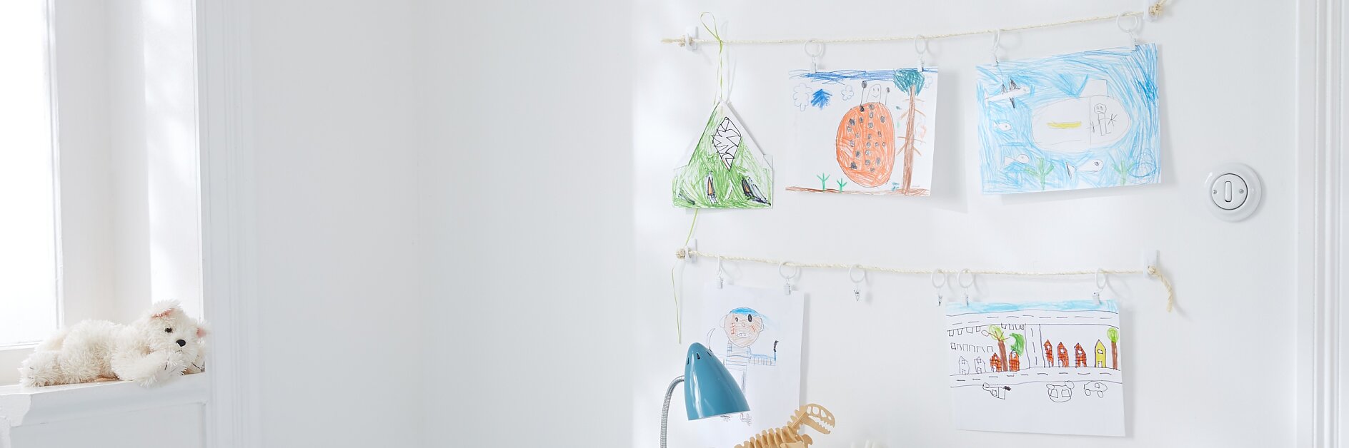 Wenn die Kleinen bunte Bilder malen, sollen sie auch gezeigt werden. Hier hängen die Kunstwerke an der Wand im Kinderzimmer. Doch wenn die Mini-Galerie umziehen soll – kein Problem: Haken von der Wand ablösen und mit neuen Powerstrips® an einem anderen Platz wieder befestigen.