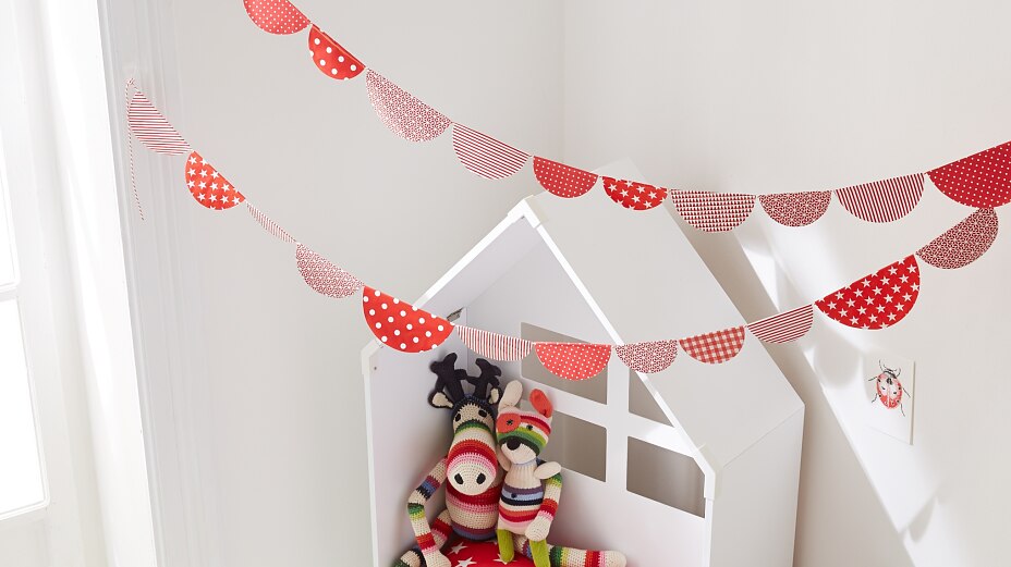 Girlanden Im Kinderzimmer wird an jedem Tag gefeiert, deshalb bleibt die Girlande aus Papier auch erst mal hängen. Doch stört sie irgendwann, wird das gute Stück wieder abgenommen. Von den Haken bleibt dann keine Spur …