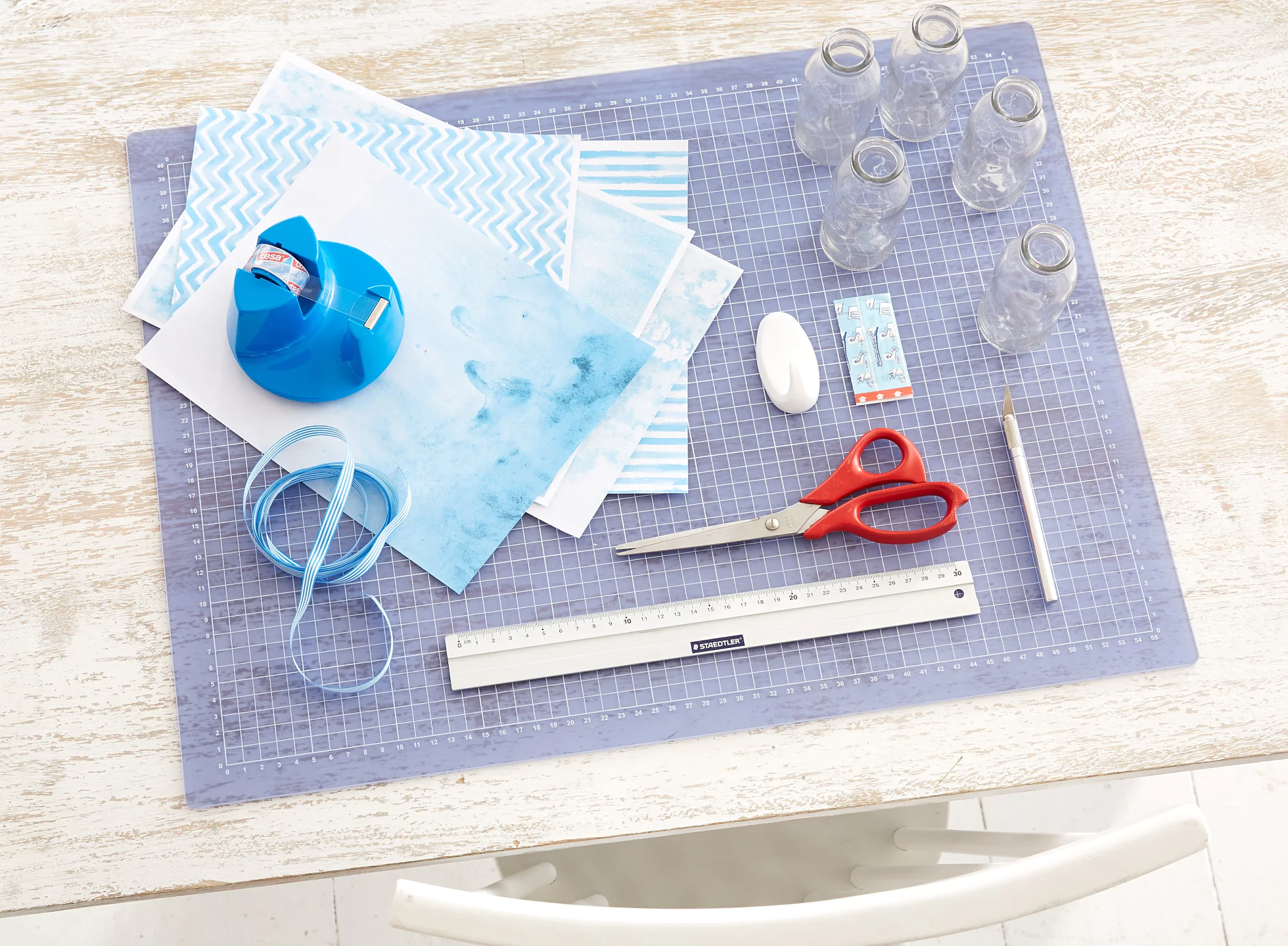 tesa trendpapier 26 / Idee 11: Hängevasen / Schritt 1 Das brauchen wir: Minivasen mit Rand, schöne Papiere, Band zum Aufhängen, Schere, Cutter, Bleistift, Lineal, tesa Powerstrips® Haken LARGE Oval, tesa Easy Cut® Compact Tischabroller + tesafilm® kristall-klar