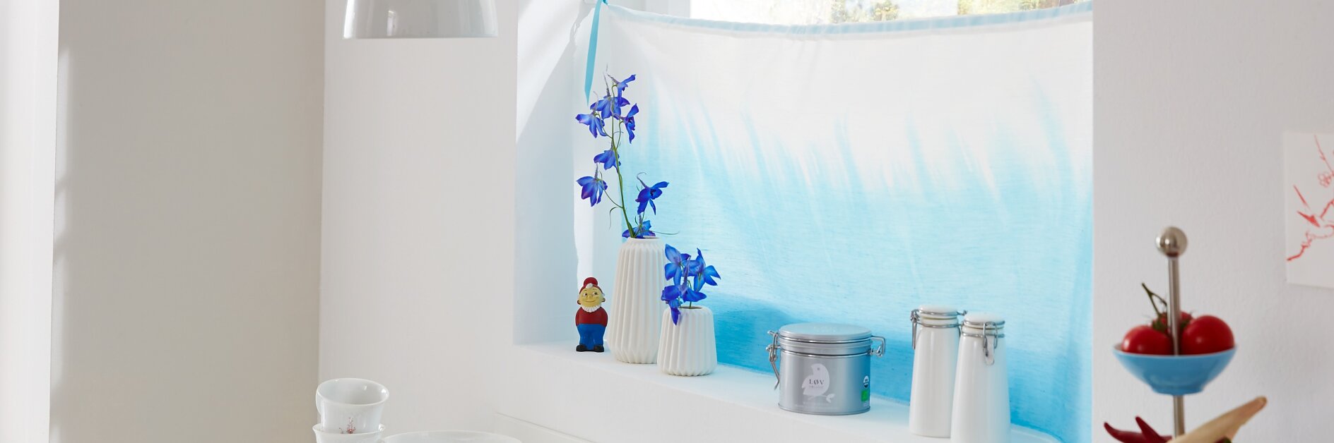 Es muss einem ja nicht jeder bei der Küchenarbeit auf die Finger schauen. Deshalb kommt eine selbst eingefärbte Scheibengardine ans Fenster. Gehalten wird sie von Powerstrips® Haken, die einfach auf die Wand geklebt werden.