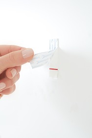 Das zweite Deckpapier abziehen.