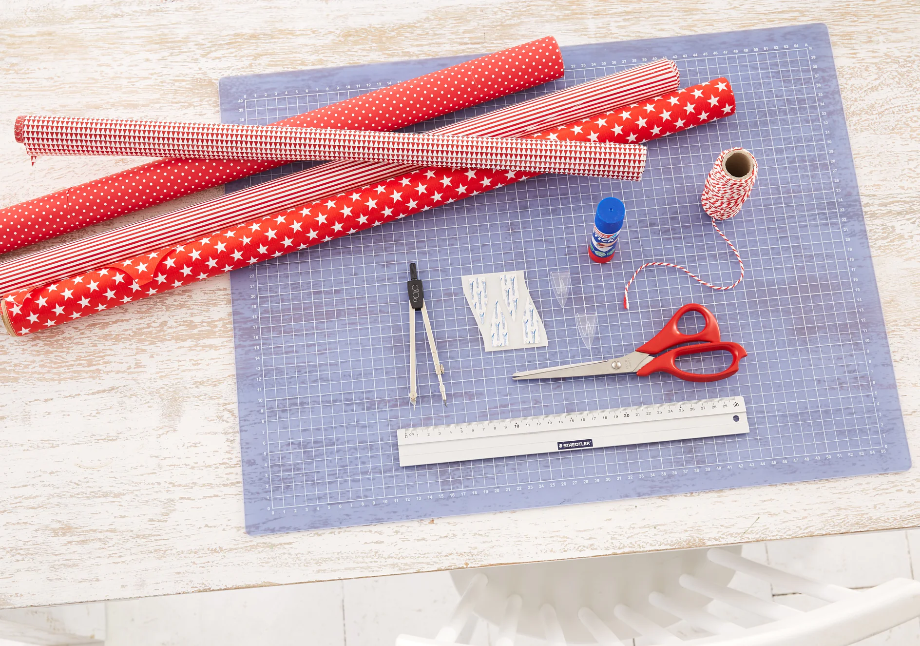 tesa trendpapier 26 / Idee 5: Girlande / Schritt 1 Das brauchen wir: Gemusterte Papiere, Garn, Schere, Zirkel (oder Kreisschneider), Lineal, tesa Stick ecoLogo®, tesa Powerstrips® Transparent DECO Haken SMALL