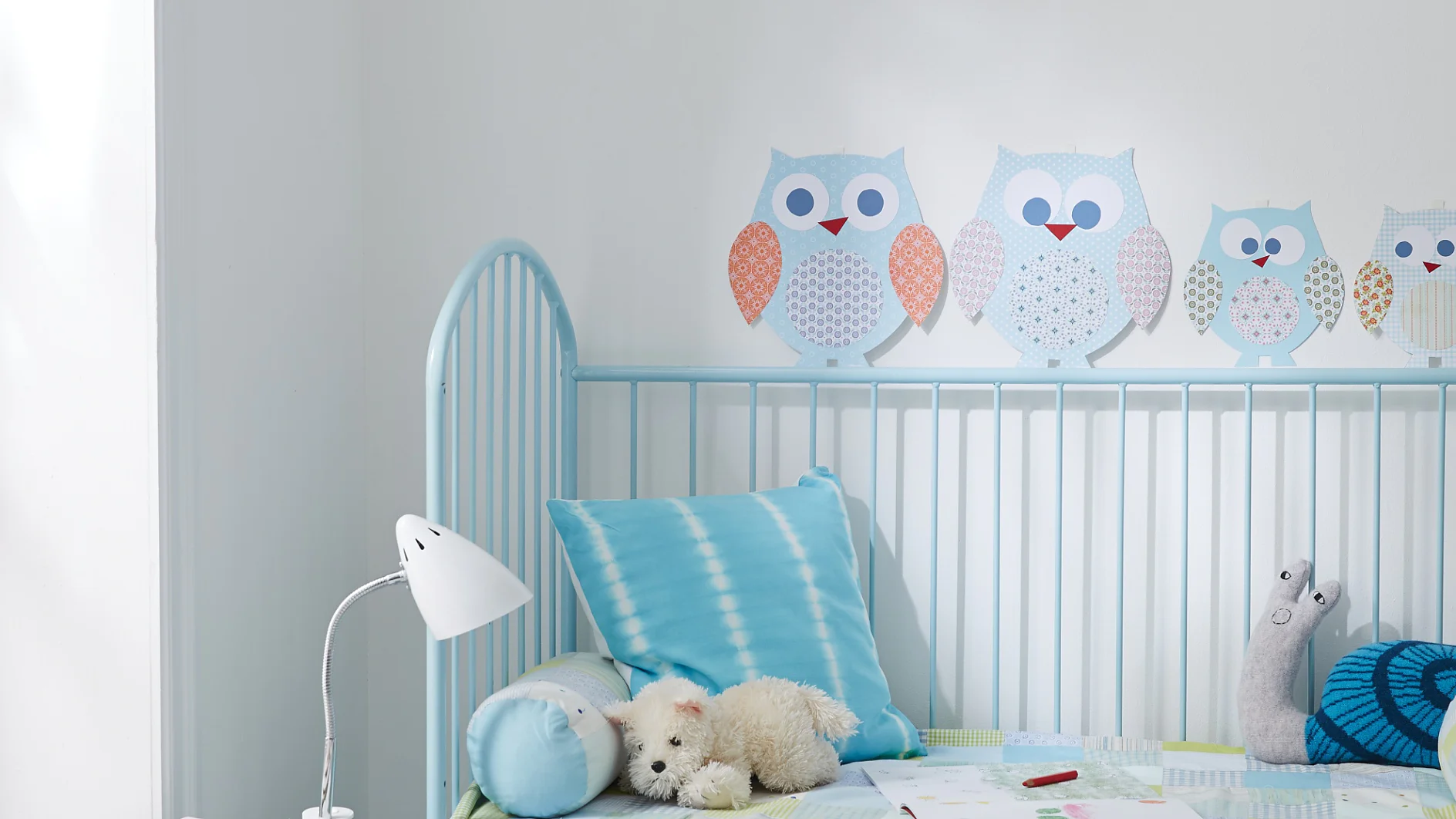 Damit der Nachwuchs gut einschlafen kann, haben Mama und Papa Eule mit ihren Kindern ein Auge darauf. Die süßen Vögel werden aus Scrapbooking-Papieren geklebt und von tesa Powerstrips® an der Wand gehalten. Sie hinterlassen sogar auf Tapete keine Schäden. So kann die Deko immer wieder wechseln.