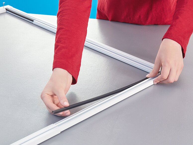 Stufenlos verstellbares Fliegengitter für Fenster tesa Stufenlos verstellbares Fliegengitter für Fenster tesa