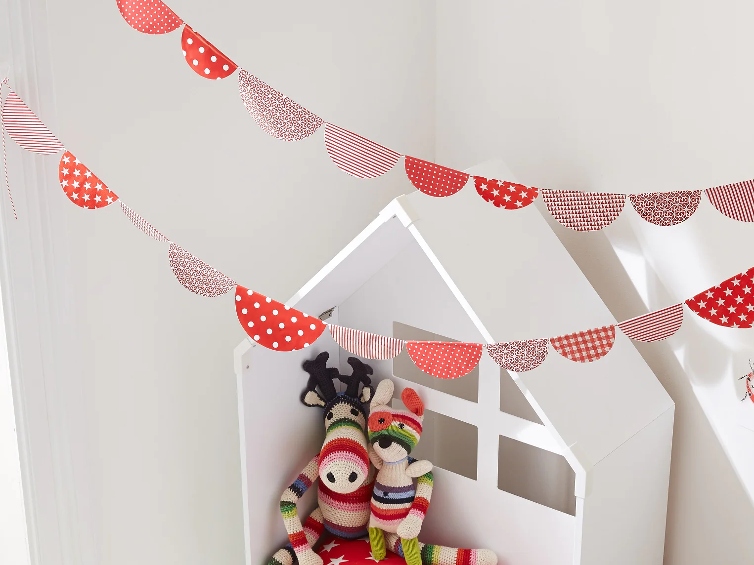 Im Kinderzimmer wird an jedem Tag gefeiert, deshalb bleibt die Girlande aus Papier auch erst mal hängen. Doch stört sie irgendwann, wird das gute Stück wieder abgenommen. Von den Haken bleibt dann keine Spur …
