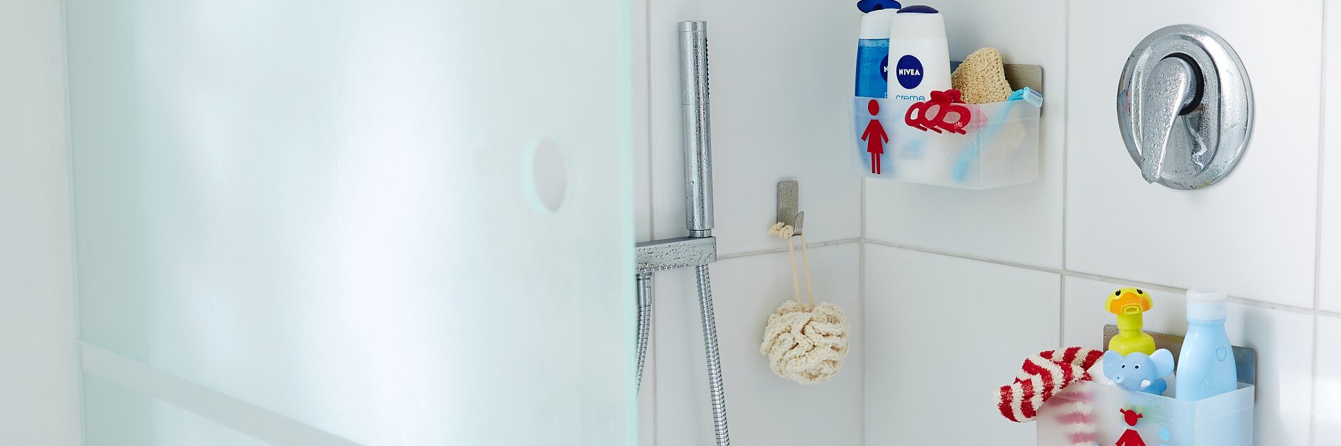 Shampoo oder Quietsche-Entchen: Kinder und Erwachsene haben beim Duschen unterschiedliche Bedürfnisse. Deshalb wird das Zubehör für die Großen oben und für die Kleinen unten aufbewahrt: in geräumigen Powerstrips® Waterproof Regalen, die sogar bei fließendem Wasser an der Wand halten – wetten? Und damit der Vermieter nicht schimpft, lassen sie sich spurlos wieder entfernen.