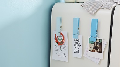 Zu ärgerlich, wenn Papiere und Kassenbons durch die Küche fliegen, nicht zu finden sind oder Fettflecken bekommen. Werden sie allerdings von großen Wäscheklammern gehalten und am Kühlschrank gesammelt, ist für Ordnung gesorgt. Und weil Powerstrips® fast überall haften, können die Klammern auch an Fliesen oder im Türrahmen aufgehängt werden.