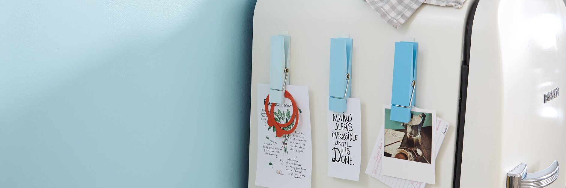Zu ärgerlich, wenn Papiere und Kassenbons durch die Küche fliegen, nicht zu finden sind oder Fettflecken bekommen. Werden sie allerdings von großen Wäscheklammern gehalten und am Kühlschrank gesammelt, ist für Ordnung gesorgt. Und weil Powerstrips® fast überall haften, können die Klammern auch an Fliesen oder im Türrahmen aufgehängt werden.