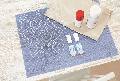 Das brauchen wir: Kuchenauskühlgitter, Sprühlack in Rot und Weiß, Unterlage, tesa Powerstrips® Haken LARGE Classic
