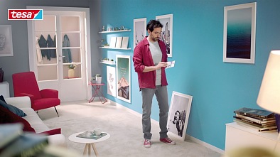 Die tesa Fernsehwerbung sorgt zur besten Sendezeit für Aufmerksamkeit.