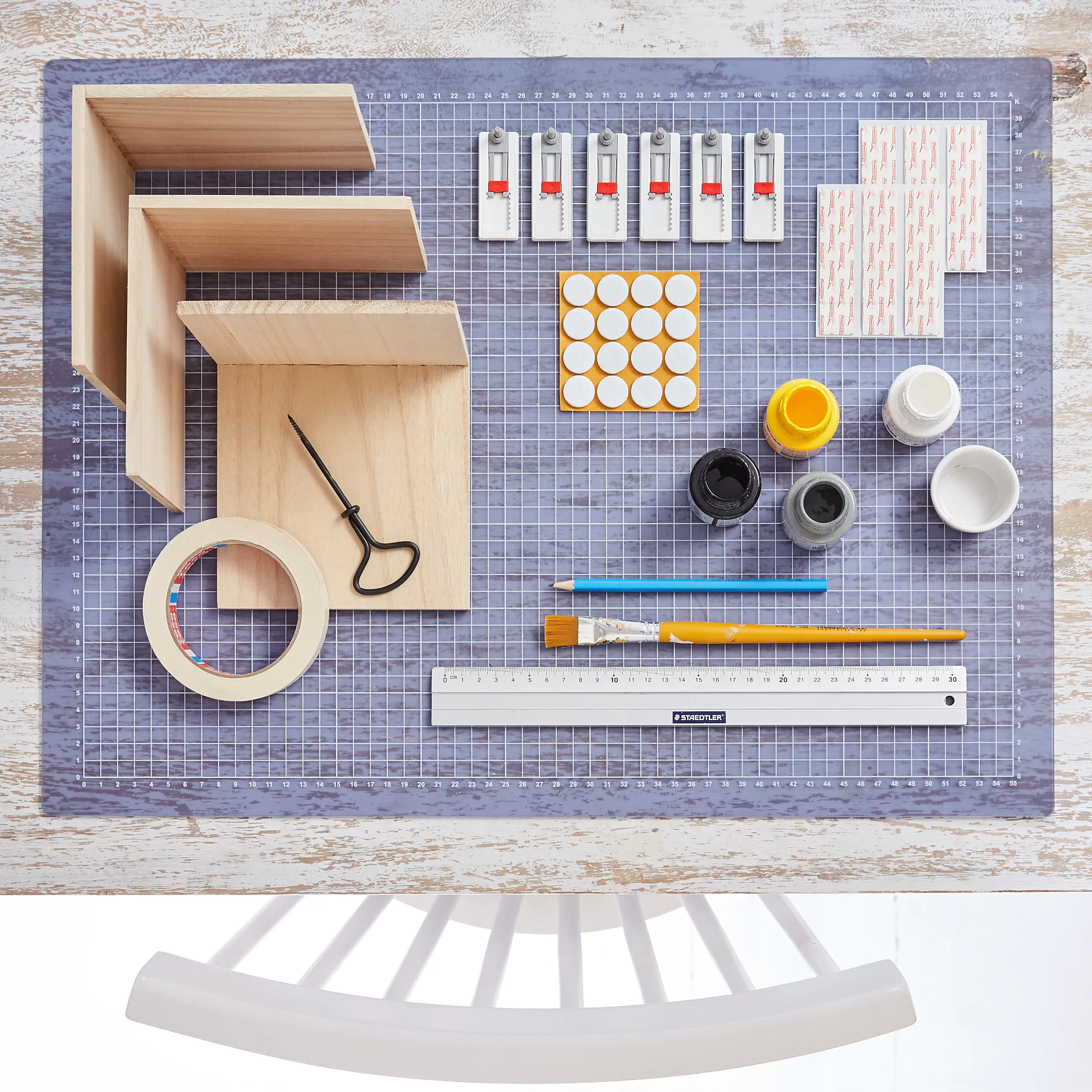 tesa trendpapier 27 / Idee 1: Buchstützen / Schritt 1 Das brauchen wir: Buchstützen aus Holz 15 x 15 x 0,6 cm, Acryllack in Schwarz, Grau, Gelb und Weiß, Pinsel, Handbohrer Ø 4 mm, kleines Schälchen zum Anmischen der Farbe, Lineal, Bleistift, tesa® Malerband PERFECT, 50 m x 19 mm, tesa® verstellbare Klebeschraube für Tapeten und Putz (1 kg) pro Stütze 2 x, tesa Protect® Filzgleiter weiß Ø 18 mm
Zeitvorgabe: pro Stütze ca. 15 Minuten + ca. 2 Stunden Trocknungszeit