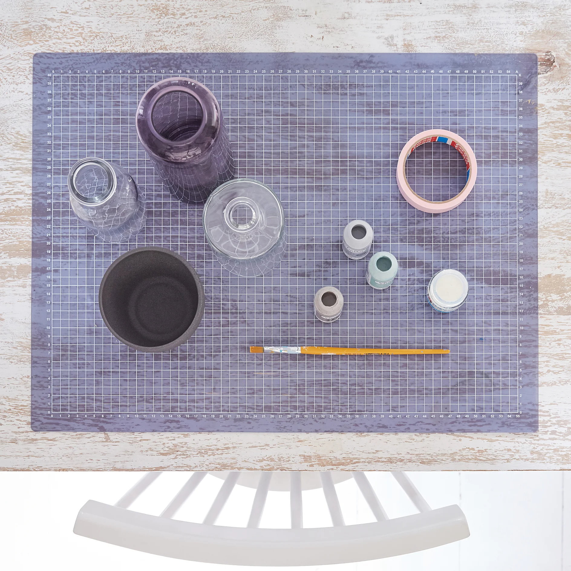 tesa trendpapier 27 / Idee 3: Vasen / Schritt 1 Das brauchen wir: Schlichte Vasen aus Glas, Keramik oder Porzellan, Pinsel, Kreidefarbe für Glas (hier „Chalky Finish for Glass“ von Rayher), Glanzlack transparent, tesa® Malerband TAPETEN, 25 m x 25 mm
Zeitvorgabe: pro Vase 15 Minuten + Trocknungszeiten ca. 1 Stunde und 4 Tage vor dem Brennen