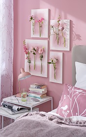 Gemalte Blumen hat jeder an der Wand hängen, aber echte? Dafür braucht man ein wenig Basteltalent, Leinwand, Reagenzgläser, das richtige Klebe-Know-how und natürlich die Hauptdarsteller: mehrere ungewöhnliche Einzelblüten! Hier in abgestuften Tönen von Weiß bis Magenta als schöne Ergänzung zu der rosaroten Umgebung.