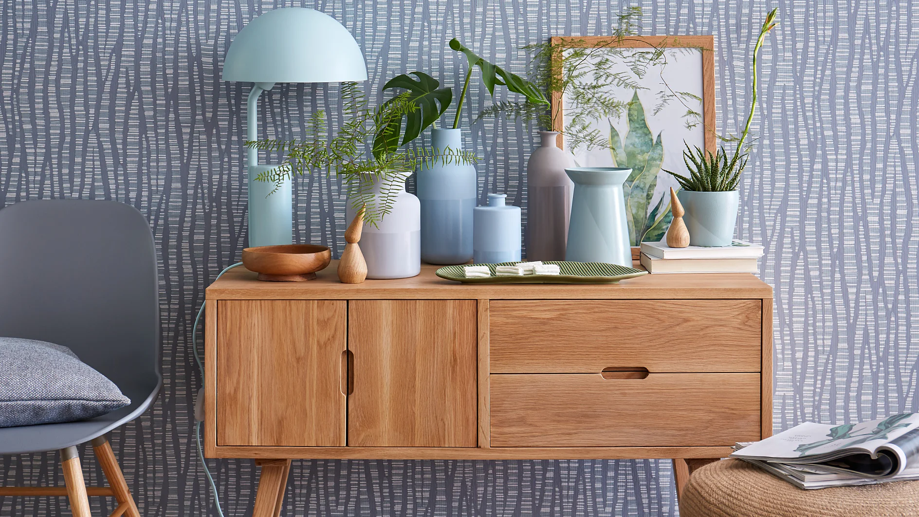 Haben Sie noch langweilige Glasvasen im Schrank stehen? Prima, denn sie sind Basis für diese Schmuckstücke. Ihr attraktives Geheimnis: Das gekonnte Zusammenspiel von matten und hochglänzenden Flächen. Übrigens: Mit ihren zarten Pastelltönen kommen die Vasen in der pudrig blaugrauen Umgebung ganz groß raus!