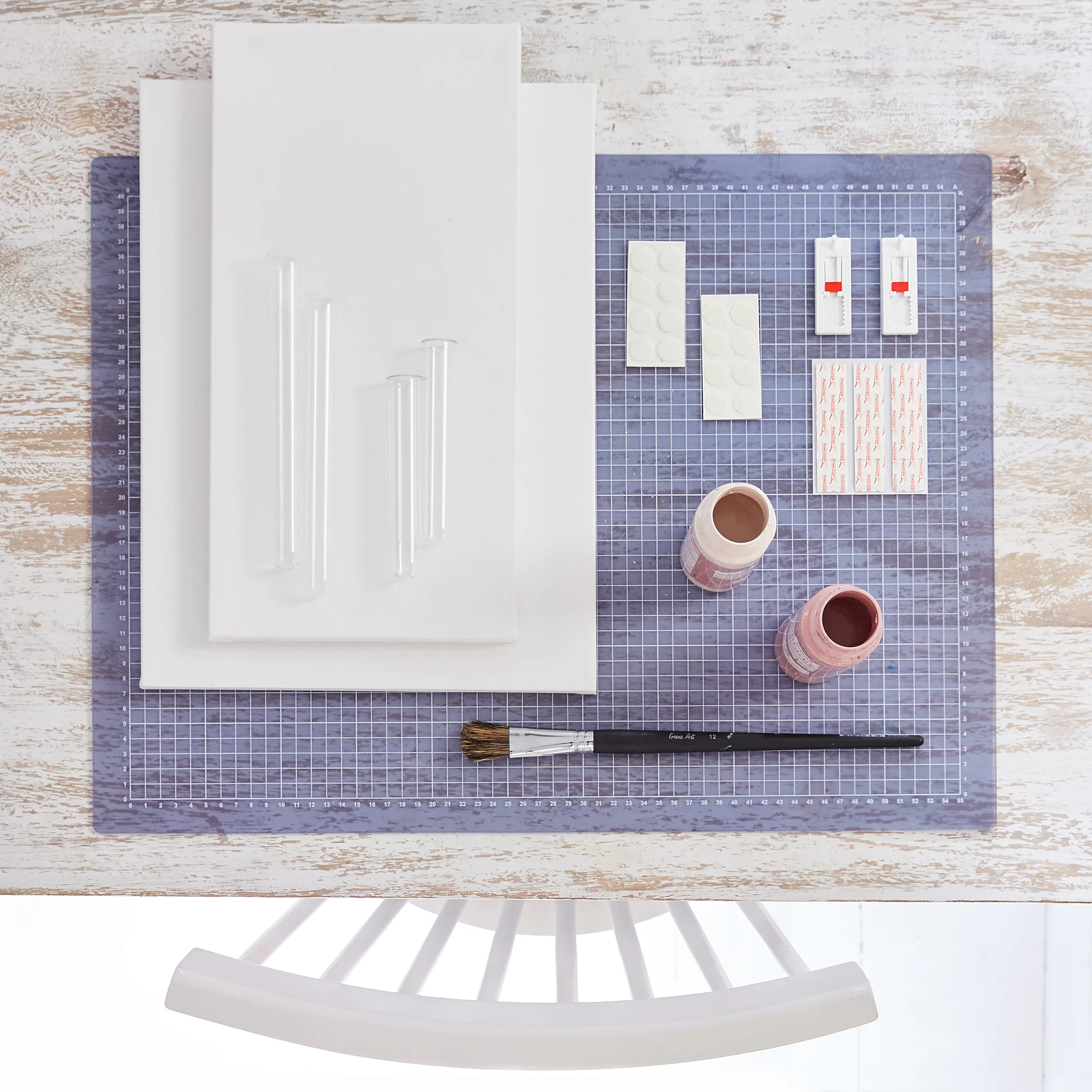tesa trendpapier 27 / Idee 4: Reagenzglas-Bilder / Schritt 1 Leinwände (jeweils eine in 40 x 50 cm und 20 x 40 cm, sowie zwei in 30 x 40 cm ) Pinsel, Wandfarbe bzw. Farbe im Ton der Wand und einen helleren Ton aus der Farbfamilie (alternativ mit weiß aufhellen ), Reagenzglasvasen, tesa® On & Off Klettpunkte, selbstklebend, weiß, ø 16 mm (pro Vase 2 Stück), tesa® Verstellbarer Klebenagel für Tapeten und Putz (1 kg)
Zeitvorgabe: 15 Minuten pro Leinwand + Trocknungszeit 2 Stunden