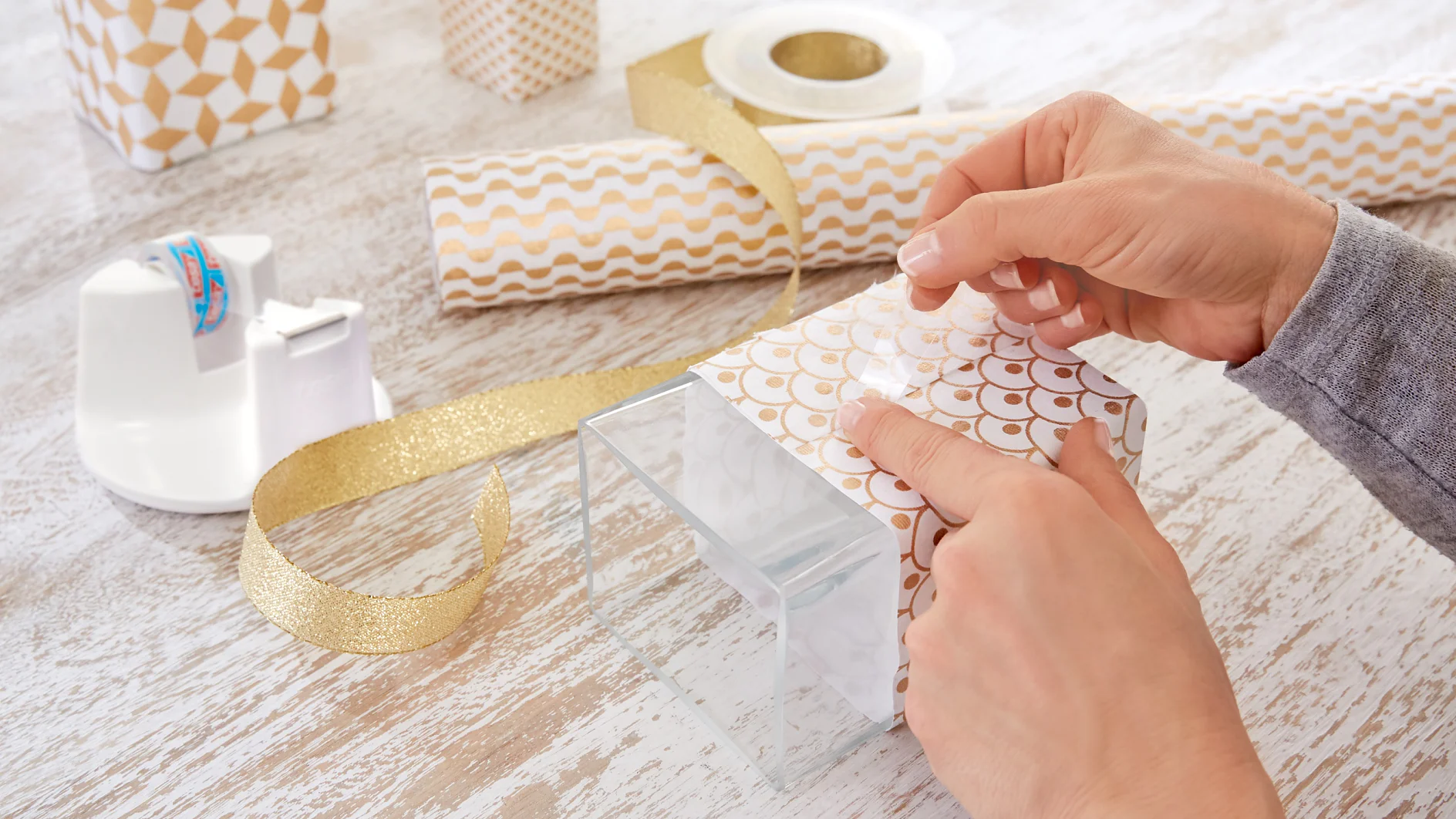 Schlichte Glasvasen sind schön, aber manchmal auch ein bisschen langweilig. Da können Geschenkpapier und passendes -band ganz schnell Abhilfe schaffen. Einfach den Umfang der Vasen ausmessen, Papier und Band entsprechend zuschneiden, um die Vase legen und auf der Rückseite mit tesafilm® fixieren. Mal ehrlich: Einfacher geht’s doch wirklich nicht!