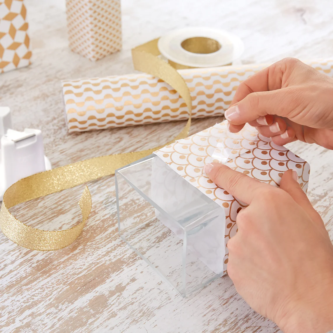 Schlichte Glasvasen sind schön, aber manchmal auch ein bisschen langweilig. Da können Geschenkpapier und passendes -band ganz schnell Abhilfe schaffen. Einfach den Umfang der Vasen ausmessen, Papier und Band entsprechend zuschneiden, um die Vase legen und auf der Rückseite mit tesafilm® fixieren. Mal ehrlich: Einfacher geht’s doch wirklich nicht!