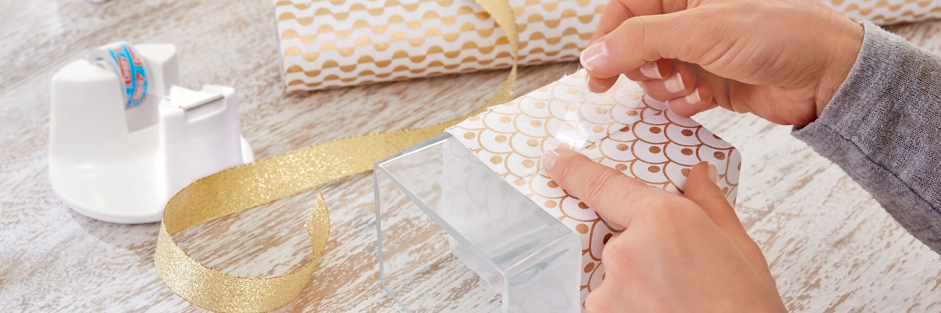 Schlichte Glasvasen sind schön, aber manchmal auch ein bisschen langweilig. Da können Geschenkpapier und passendes -band ganz schnell Abhilfe schaffen. Einfach den Umfang der Vasen ausmessen, Papier und Band entsprechend zuschneiden, um die Vase legen und auf der Rückseite mit tesafilm® fixieren. Mal ehrlich: Einfacher geht’s doch wirklich nicht!