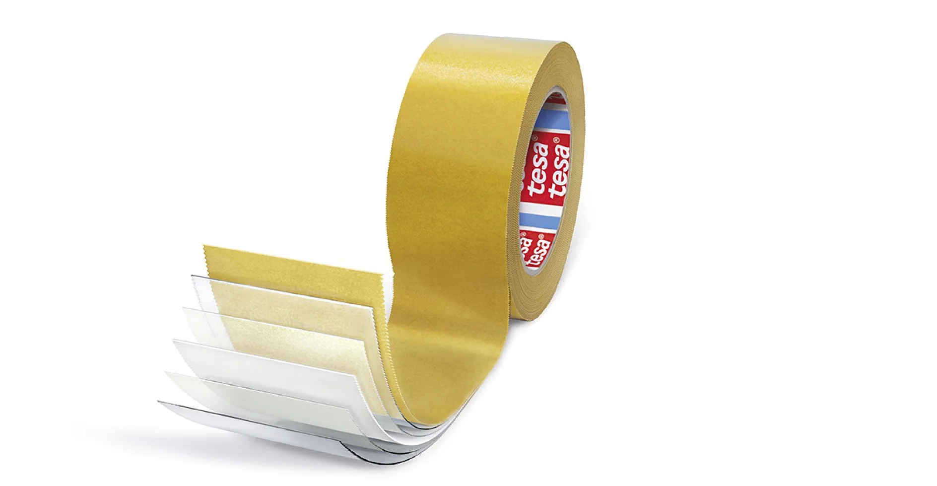 Eine Rolle Tesa-Klebeband mit gelber Außenschicht ist teilweise abgerollt. Mehrere Lagen transparentes Tesa-Band und Papierträger sind sichtbar. Der innere Kern der Rolle ist mit der Marke „tesa“ in Rot und Blau beschriftet. (This text has been generated by AI)