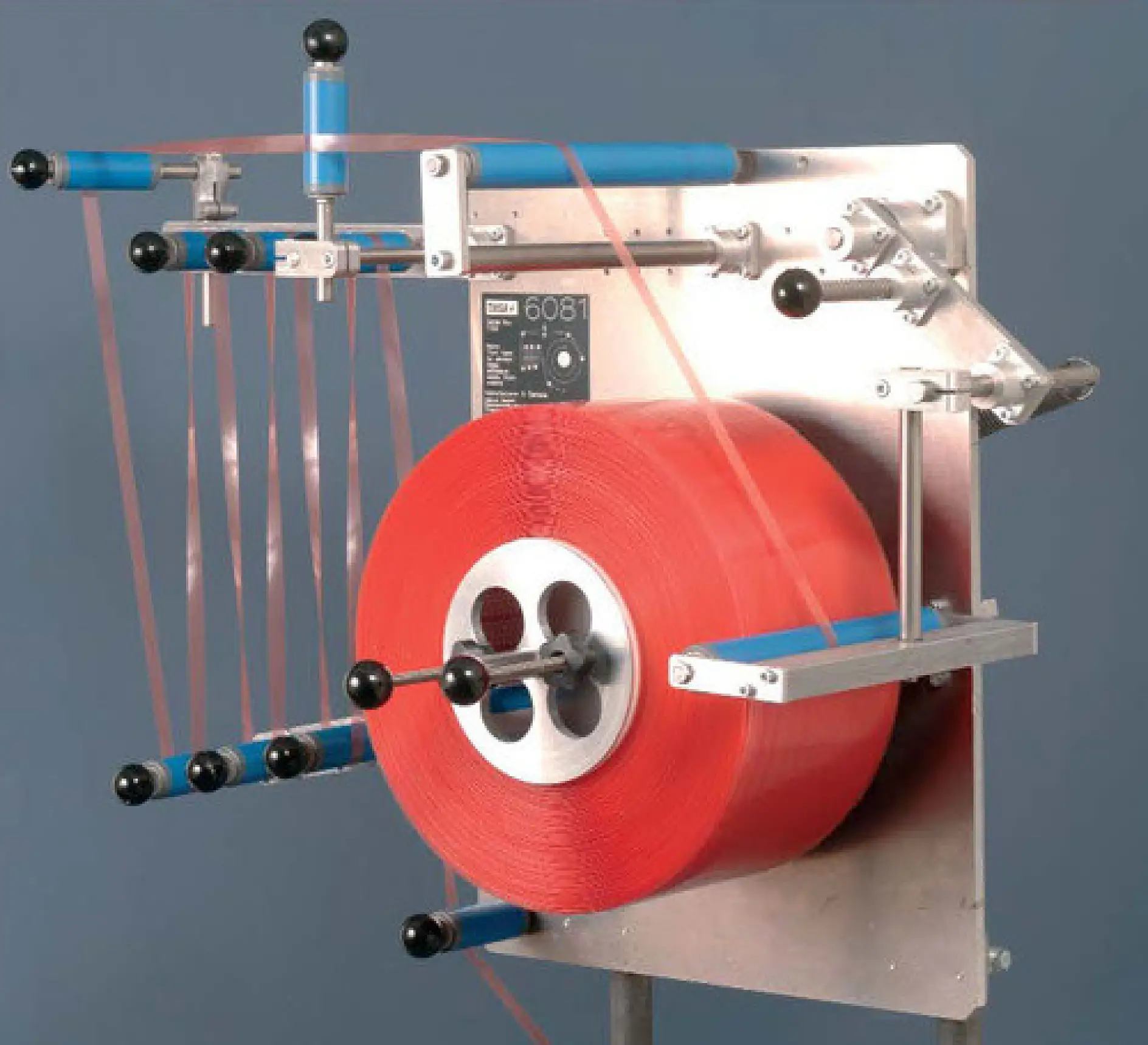 The tesa Spool Dispenser 6081 is developed for the easy integration into the packaging process.