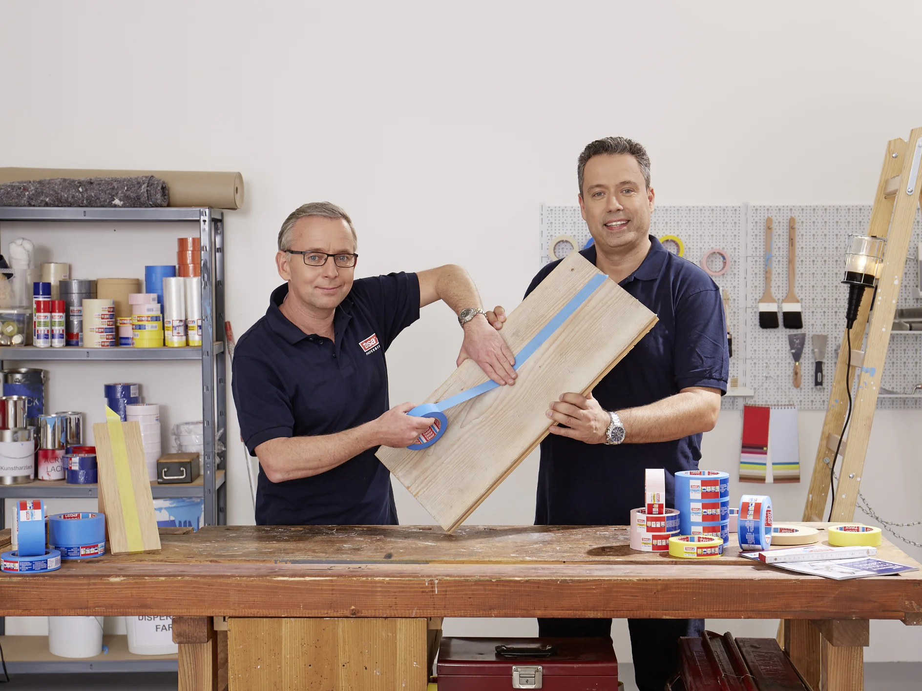 Holzflächen abkleben kann tückisch sein und zu großen und teuren Problemen führen. Matthias und Mario haben professionelle Lösungen, die eure Kunden zufrieden stellen.
