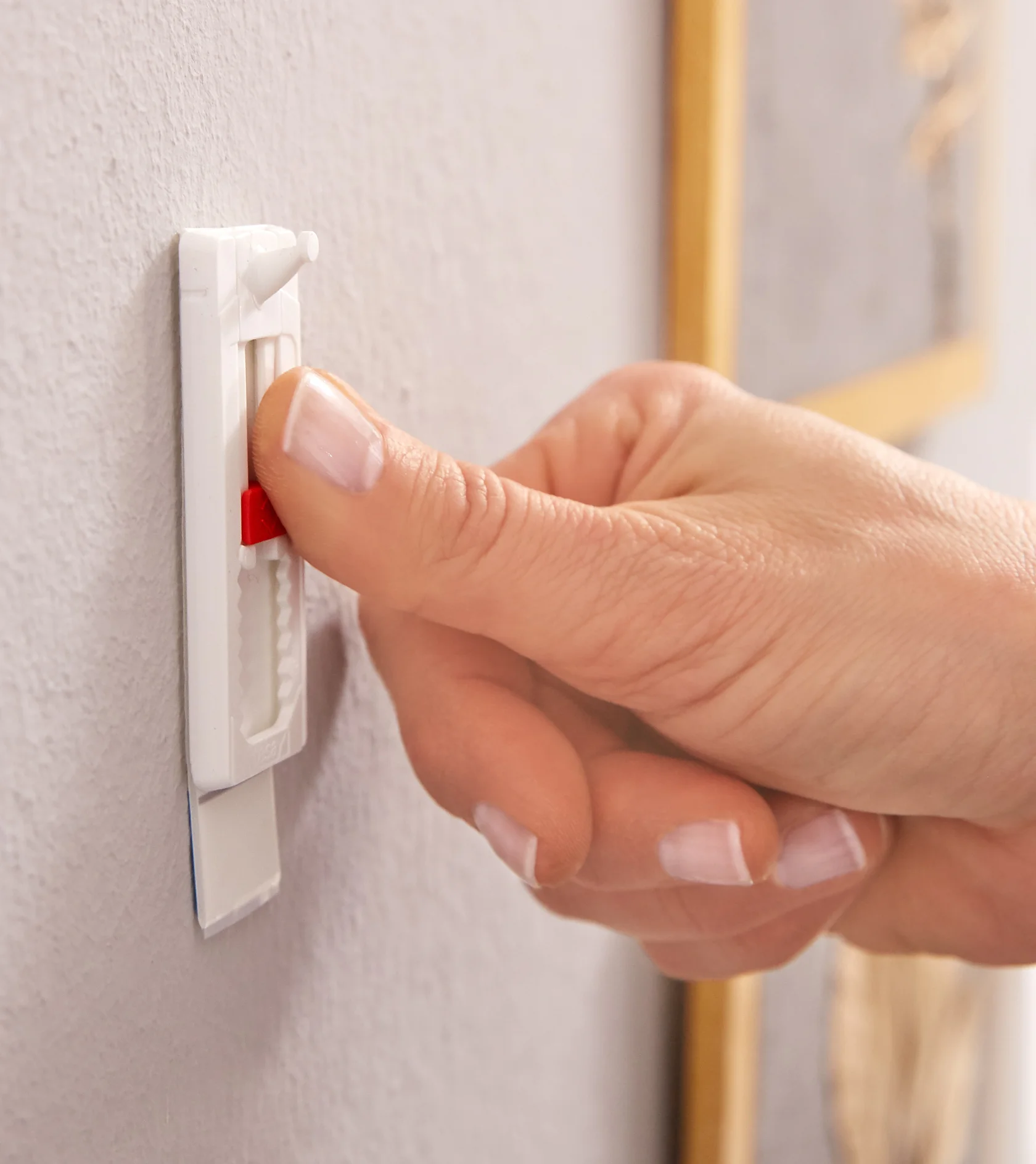 Klebenagel auf den Powerstrip® aufkleben und an mehreren Stellen 5 Sekunden fest andrücken.
