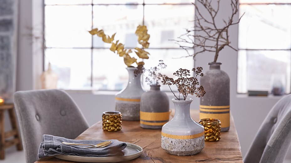 Goldfinger brauchen Sie nicht, um den Vasen ihr Streifenmuster zu geben – und dazu auch wenig Zeit. Dafür wird Malerband nur goldfarben angesprüht und in verschiedenen Breiten auf die Vasen geklebt. Es sieht mit seiner gekreppten Oberfläche interessant aus und eignet sich perfekt für Kurven oder Rundungen.