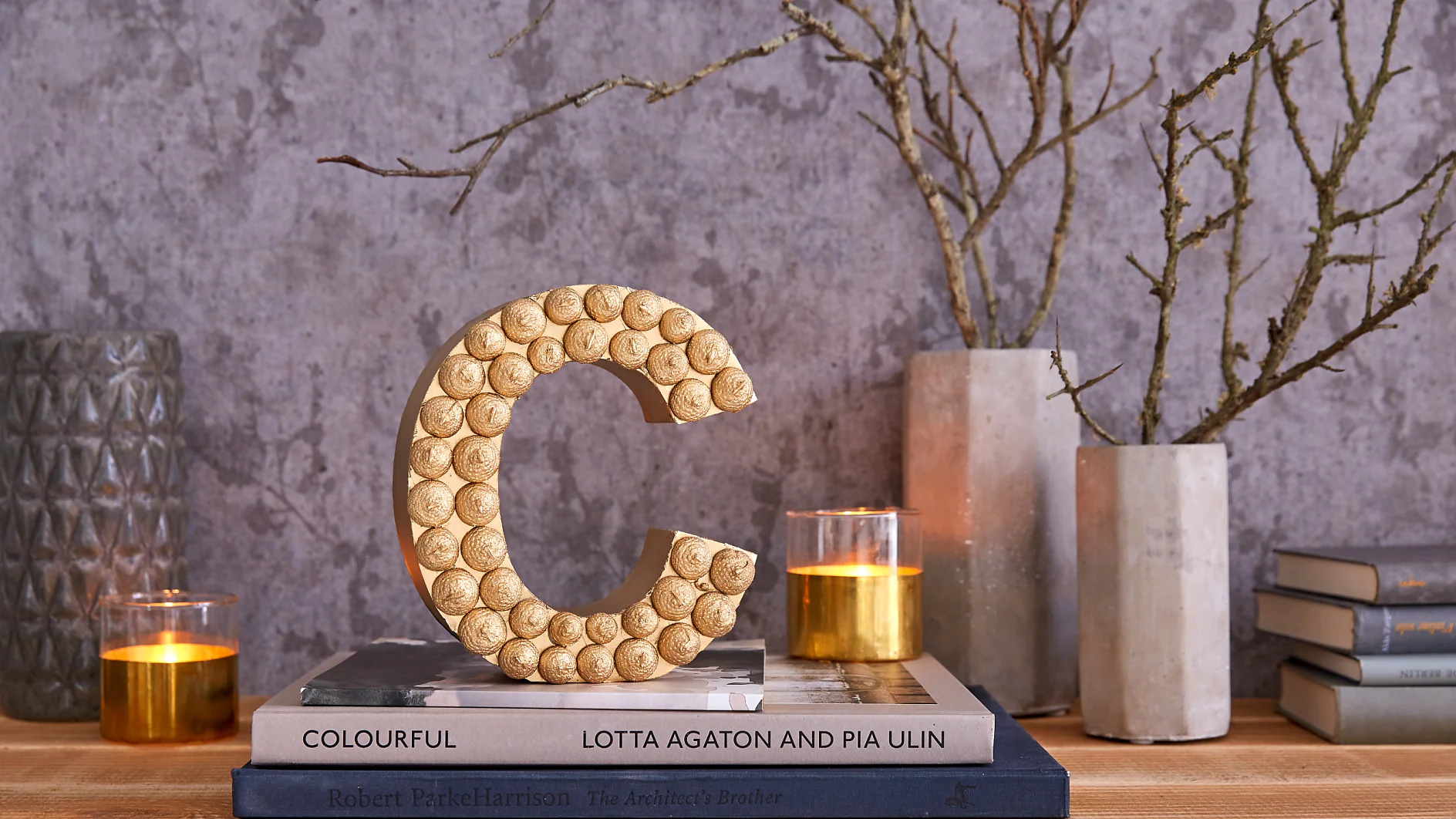 Um diesen ungewöhnlichen Buchstaben zu basteln, heißt es erst einmal Eicheln sammeln. Ihre Hütchen werden nämlich einfach aufgeklebt und goldfarben besprüht.