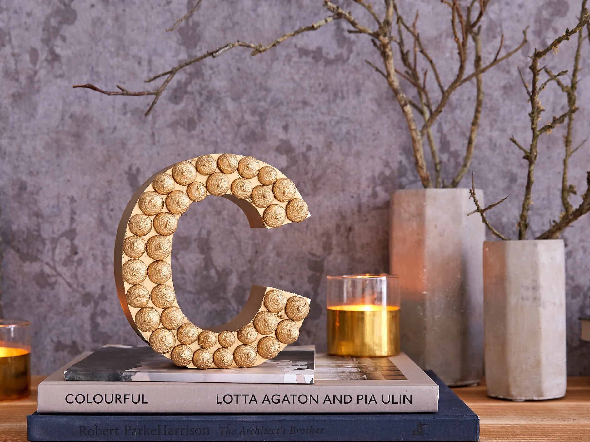 Um diesen ungewöhnlichen Buchstaben zu basteln, heißt es erst einmal Eicheln sammeln. Ihre Hütchen werden nämlich einfach aufgeklebt und goldfarben besprüht.